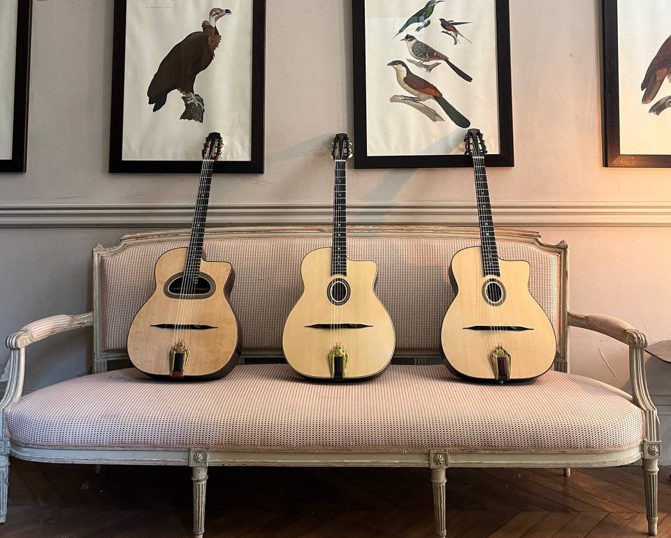 Gitarrensammlung auf einer Couch